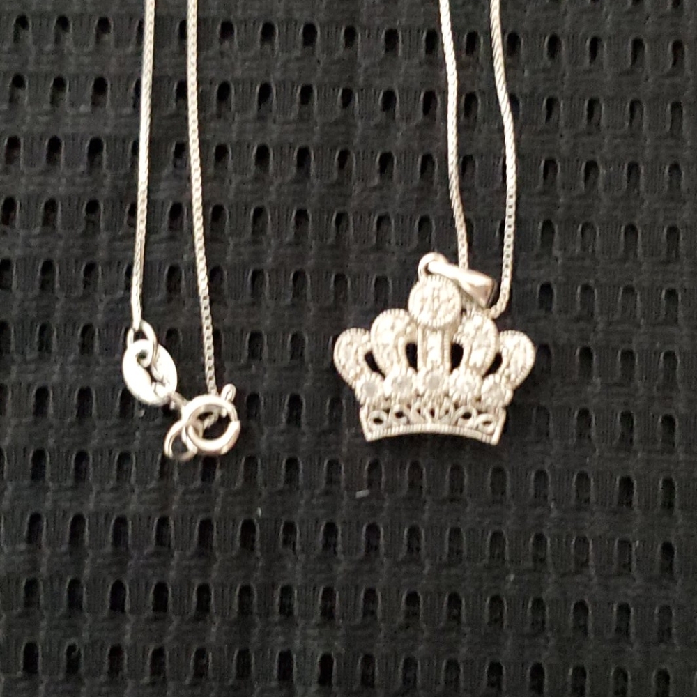 Crown Charm & Chain - Picture 3 of 5